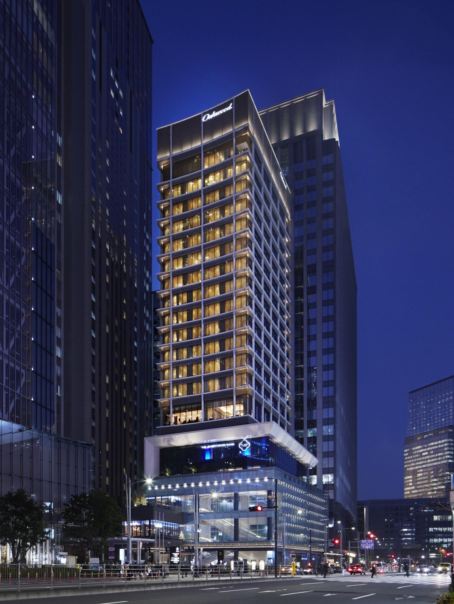 Oakwood Premier Tokyo Hotel Екстериор снимка The hotel at night