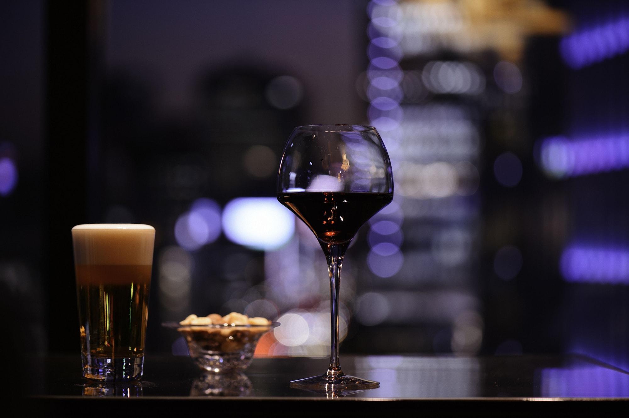 Oakwood Premier Tokyo Hotel Екстериор снимка A glass of red wine