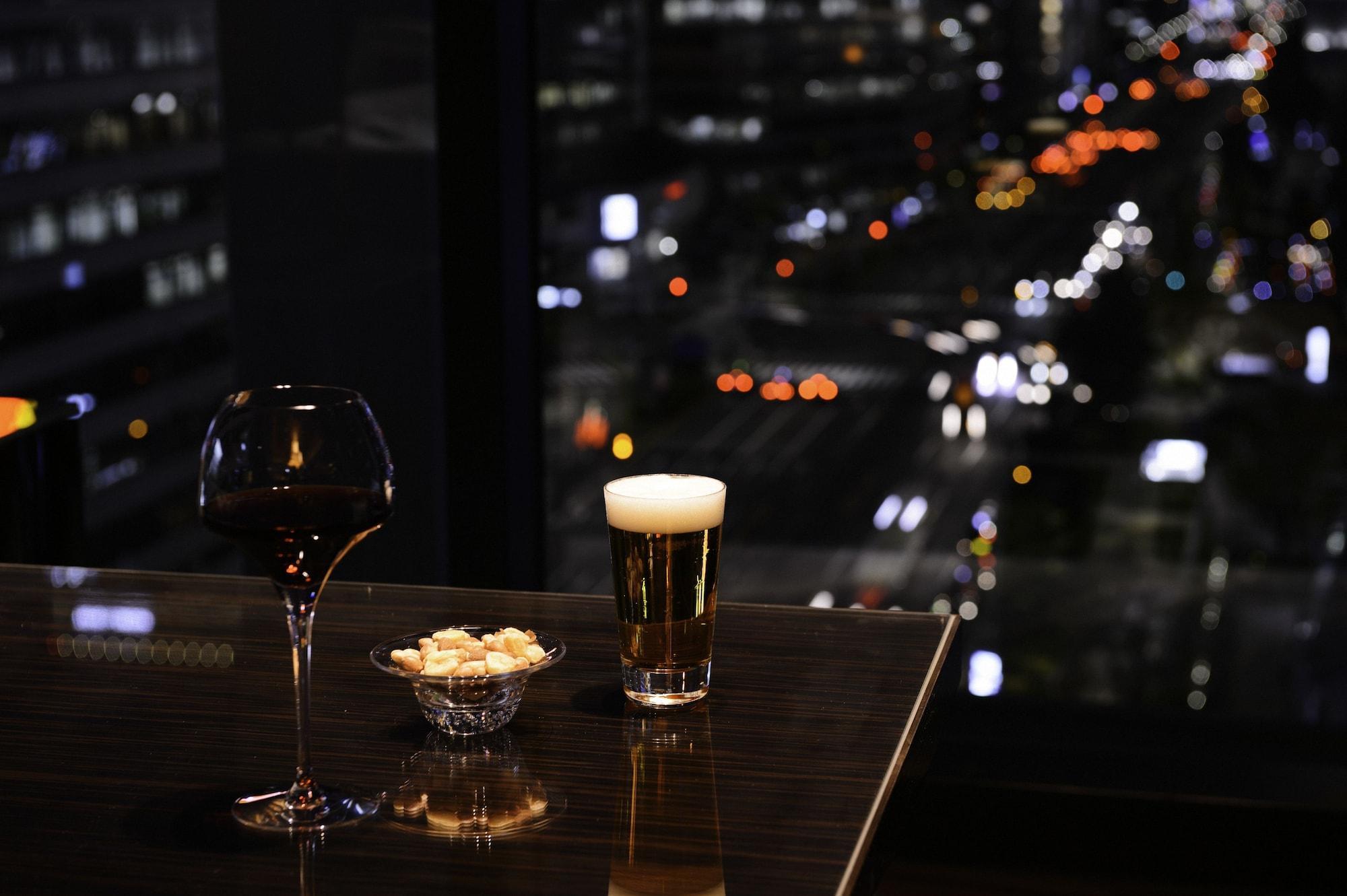 Oakwood Premier Tokyo Hotel Екстериор снимка A glass of beer and a glass of wine