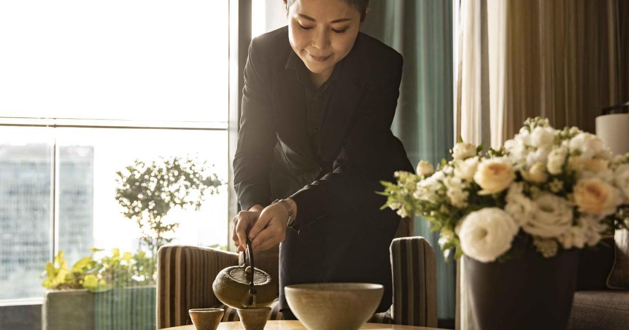Oakwood Premier Tokyo Hotel Екстериор снимка A Thai woman pouring tea